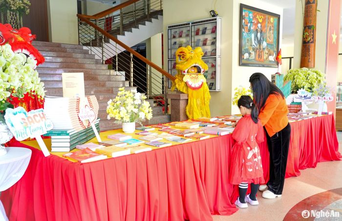 Ở sảnh chính của Thư viện còn có gian trưng bày sách thiếu nhi đầy sống động. Ảnh: Minh Quân