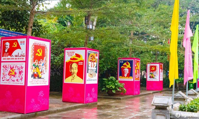 Dịp này, Ban quản lý Khu Di tích Kim Liên cũng tổ chức trưng bày chuyên đề "Đảng Cộng sản Việt Nam - 95 năm những chặng đường vẻ vang". Ảnh: Minh Quân