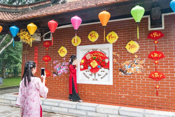 Phía trong khu vực tưởng niệm và trưng bày được bố trí những không gian check-in, thu hút nhiều bạn trẻ đến chụp ảnh. Ảnh: Minh Quân