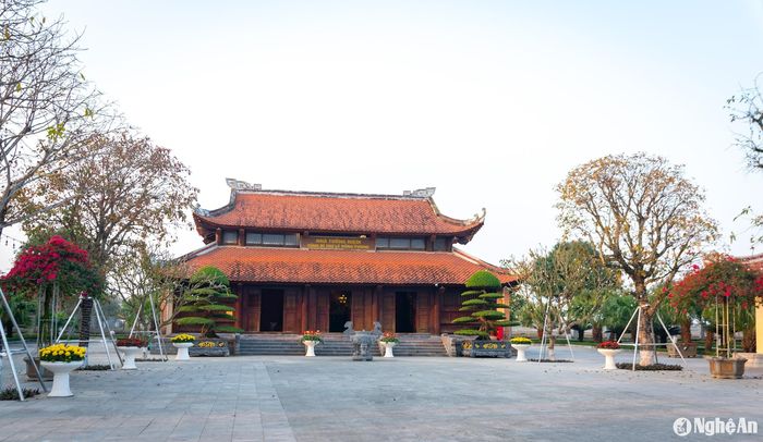 Khu Lưu niệm Tổng bí thư Lê Hồng Phong (xã Hưng Thông, huyện Hưng Nguyên) cũng chỉnh trang khuôn viên để đón Tết nguyên đán Ất Tỵ, đồng thời chào mừng 95 năm ngày thành lập Đảng Cộng sản Việt Nam. Ảnh: Minh Quân