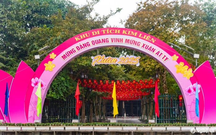 Cổng chào rực rỡ trước khu vực tưởng niệm. Ảnh: Minh Quân