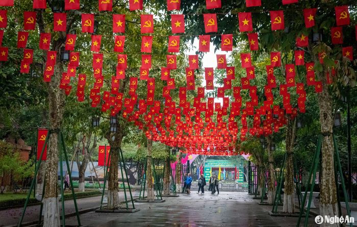 Con đường từ cổng chính dẫn vào khu vực tưởng niệm và trưng bày được trang trí bằng cờ dây đẹp mắt. Ảnh: Minh Quân