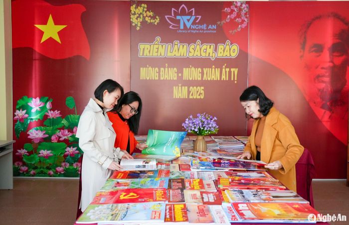 Khu vực triển lãm sách, báo Mừng Đảng - Mừng Xuân Ất Tỵ 2025. Ảnh: Minh Quân