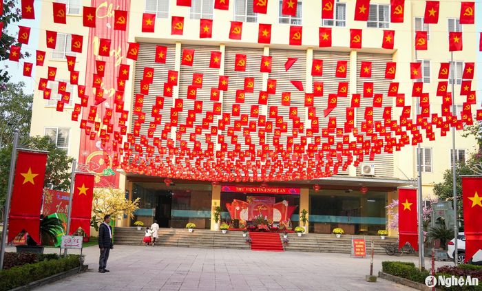 Thư viện Nghệ An (ở phường Hưng Phúc, thành phố Vinh) cũng là địa điểm văn hóa được trang hoàng ấn tượng trước Tết nguyên đán Ất Tỵ. Ảnh: Minh Quân