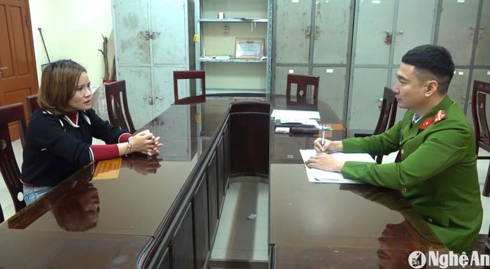 Cơ quan Công an lấy lời khai Lang Thị Năm. Ảnh: Văn Hậu