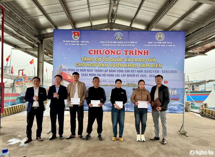 Đại diện Công ty CP đăng kiểm tàu cá Nghệ An trao 5 suất quà Tết cho 5 thân nhân chủ tàu cá gặp tai nạn rủi ro trên biển thuộc địa bàn thị xã Hoàng Mai. Ảnh: Nguyễn Hải