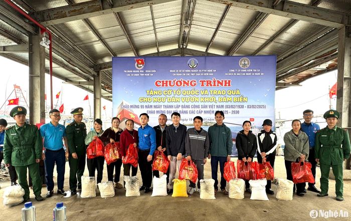 Trao các suất quà cho ngư dân khó khăn thuộc địa bàn thị xã Hoàng Mai. Ảnh: Nguyễn Hải