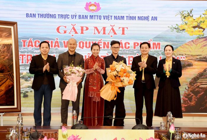 Ban Thường trực Ủy ban MTTQ tỉnh tặng hoa cho họa sĩ Bùi Đình Thăng. Ảnh: Công Kiên