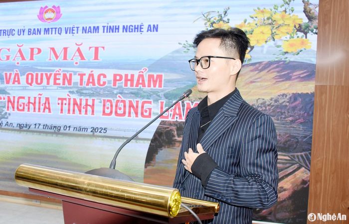 Họa sĩ Bùi Đình Thăng chia sẻ về bức tranh "Nghĩa tình dòng Lam". Ảnh: Công Kiên