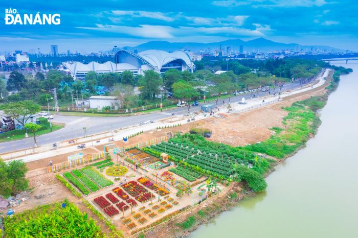 Điểm check-in được xây dựng trên bãi đất bồi ven sông trên đường Thăng Long, thuộc địa bàn phường Khuê Trung (quận Cẩm Lệ) có tổng diện tích 3450 m2 với tổng kinh phí đầu tư gần 100 triệu đồng.