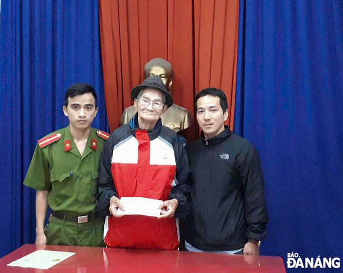 Anh Trần Hữu Đức Nhật trong buổi trao lại tiền cho một cụ già bì kẻ gian lừa lấy mất. Và Công an phường Thanh Khê Đông, thông qua hệ thống camera giám sát đã phát hiện và truy tìm bắt được kẻ gian và trao lại cho người mất.