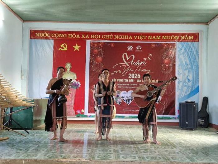 Hội thi và giao lưu văn nghệ giữa 9 thôn làng trên địa bàn.