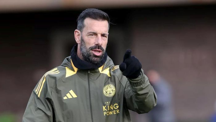 Van Nistelrooy đối mặt với làn sóng "tẩy chay" của cổ động viên Leicester.