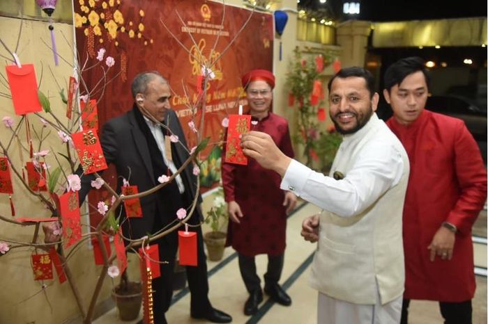 Các khách mời hào hứng tham gia hái lộc đầu Xuân. Ảnh: ĐSQ Việt Nam tại Pakistan