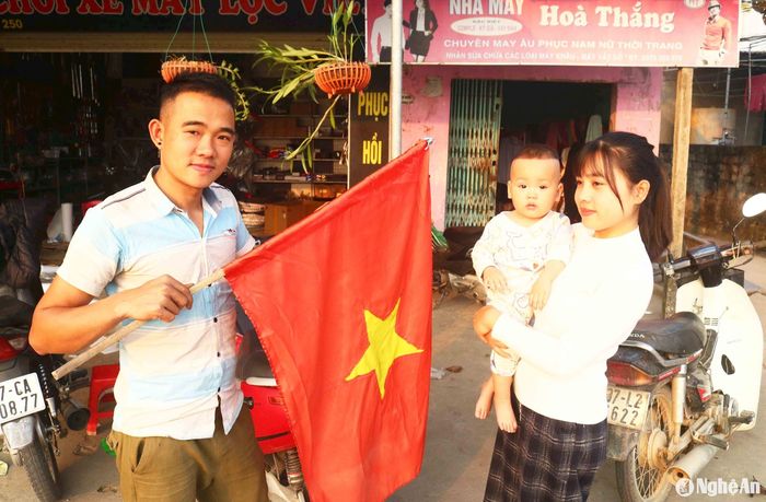 Việc treo cờ Tổ quốc, cờ Đảng trước nhà mỗi dịp Tết đến, Xuân về với nhiều gia đình và khắp các vùng quê xứ Nghệ đã là một nét đẹp truyền thống. Ảnh: Huy Thư