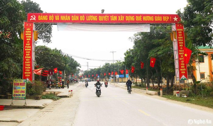 Quốc lộ 46 đoạn qua trụ sở xã Thuận Sơn (huyện Đô Lương), đỏ thắm sắc cờ Tổ quốc, cờ Đảng, cổng chào được trang hoàng rực. Ảnh: Huy Thư