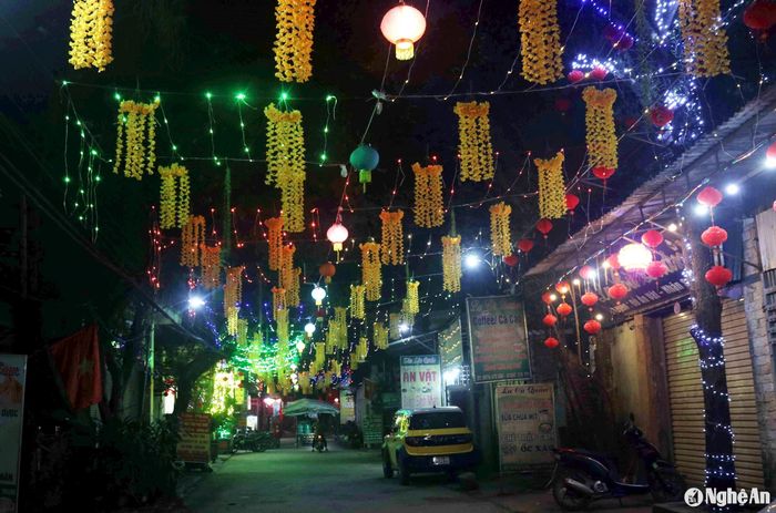 Dịp này, một số tuyến đường quê được người dân đầu tư kinh phí, trang trí đón Tết một cách công phu, ban đêm lung linh rực rỡ. Trong ảnh: Tuyến đường ở xóm Minh Đức, xã Võ Liệt (Thanh Chương). Ảnh: Huy Thư