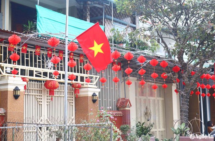 Dịp này, không gian, cảnh sắc đón Xuân của nhiều gia đình cũng được trang trí đẹp mắt với cờ Tổ quốc, cờ Đảng, đèn lồng... Ảnh: Huy Thư
