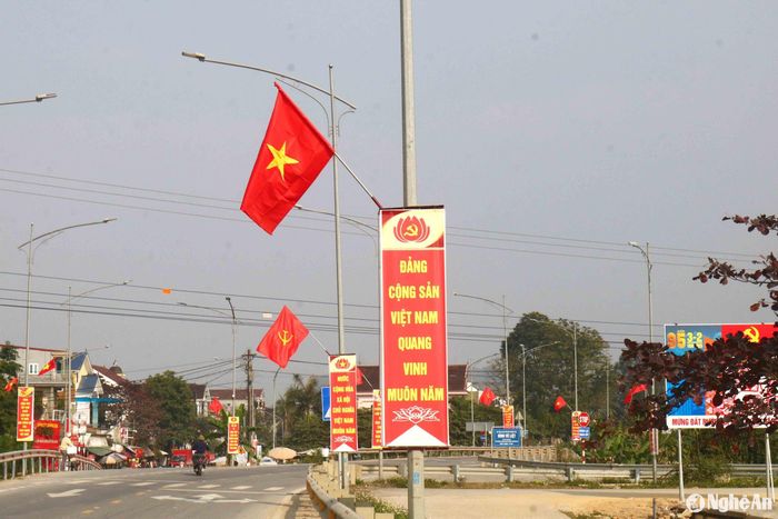 Cờ, hoa, băng rôn, khẩu hiệu được trang trí theo từng cụm, từng khu vực vừa bảo đảm thẩm mỹ, vừa có tác dụng tuyên truyền, tạo nên không khí vui tươi đón chào Xuân mới. Ảnh: Huy Thư
