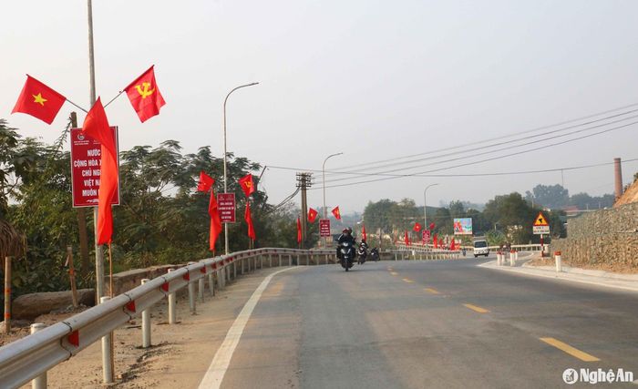 Tại huyện Thanh Chương, dự án cải tạo chống sạt lở núi Nguộc đã hoàn thành, Quốc lộ 46 qua đây khang trang với hệ thống đèn chiếu sáng ban đêm gắn với đường cờ, khẩu hiệu mừng Đảng, mừng Xuân, tuyên truyền an toàn giao thông. Ảnh: Huy Thư