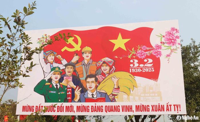 Ngoài cờ, băng rôn, khẩu hiệu, trên các tuyến đường lớn, trước trụ sở các cơ quan, đơn vị, trường học còn được trang hoàng các tấm pano kích thước lớn để "Mừng đất nước đổi mới, mừng Đảng quang vinh, mừng Xuân Ất Tỵ". Ảnh: Huy Thư