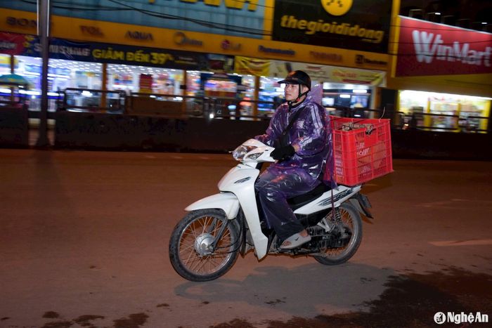 Vất vả, áp lực song bù lại, thu nhập của các shipper cao gấp 3-4 lần ngày thường. Ảnh: T.P