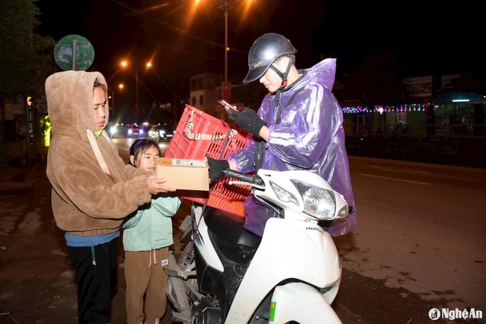 Thời điểm này, các shipper phải giao hàng xuyên đêm mới kịp tiến độ. Ảnh: T.P