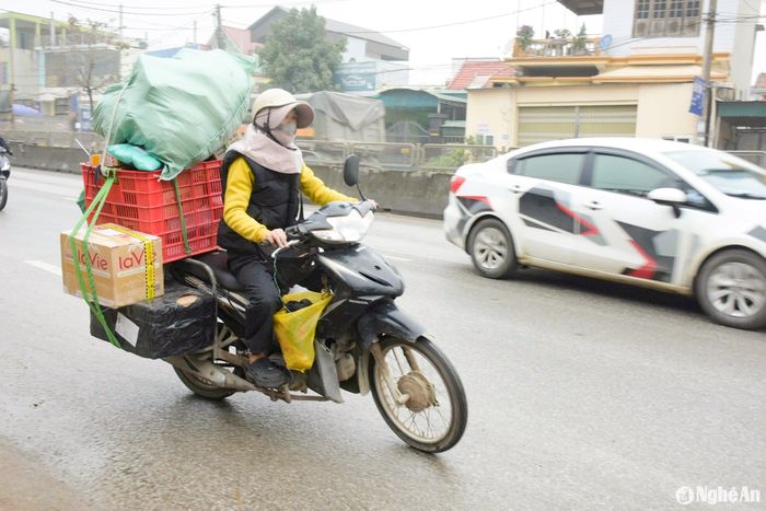 Không khó bắt gặp hình ảnh các shipper với những chuyến xe chở nặng đơn hàng trên các nẻo đường. Ảnh: T.P