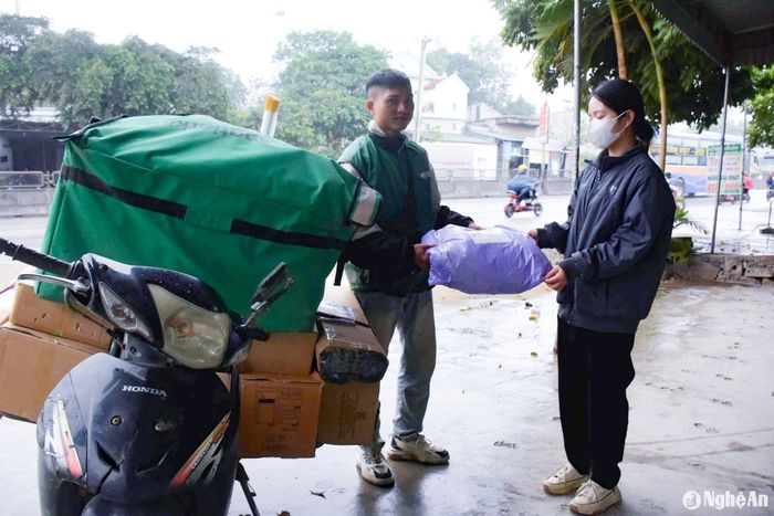 Có những shipper ngày giao 100-120 đơn hàng, gấp 3-4 lần ngày thường. Ảnh: T.P