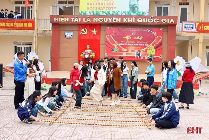  Trường THPT Nguyễn Huệ (huyện Kỳ Anh) tổ chức chương trình Xuân yêu thương - Tết sum vầy gây quỹ an sinh xã hội. 
