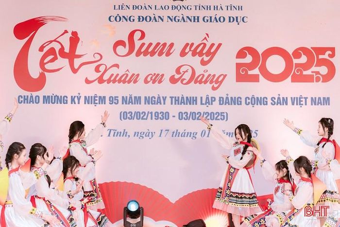 Trường THPT Hương Sơn tổ chức "Tết sum vầy - Xuân ơn Đảng" năm 2025. 