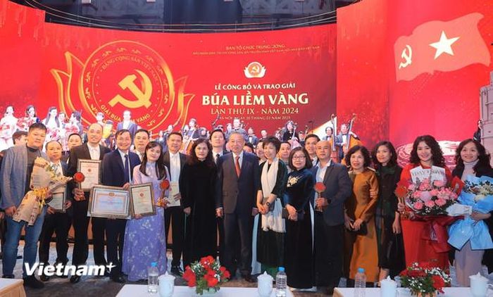 Tổng Bí thư Tô Lâm chụp ảnh cùng các tác giả đoạt giải của Thông tấn xã Việt Nam. (Ảnh: Hoài Nam/Vietnam+)