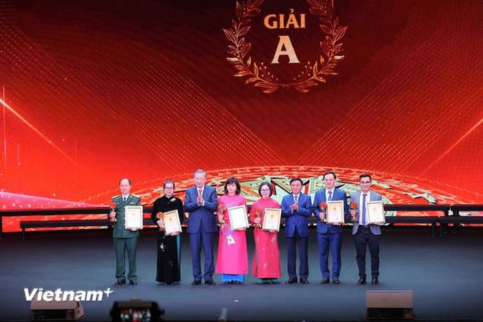 Các tác giả nhận Giải A. (Ảnh: Hoài Nam/Vietnam+)
