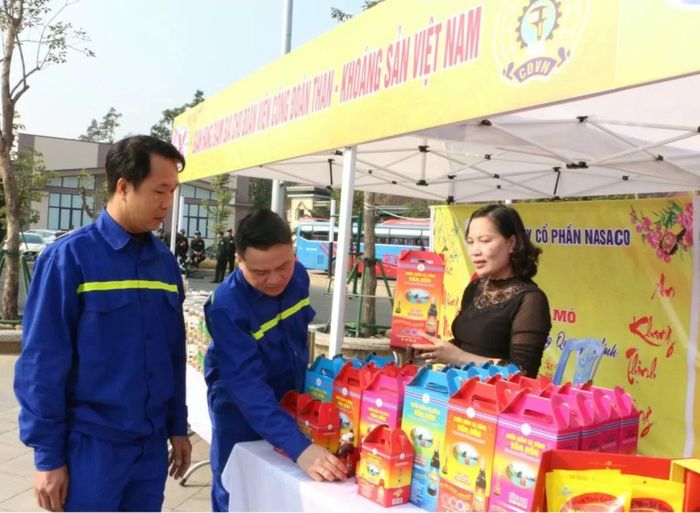 Người lao động tham gia gian hàng giảm giá khi mua sắm quà Tết tại chương trình “Tết thợ mỏ - Mừng Đảng quang vinh”