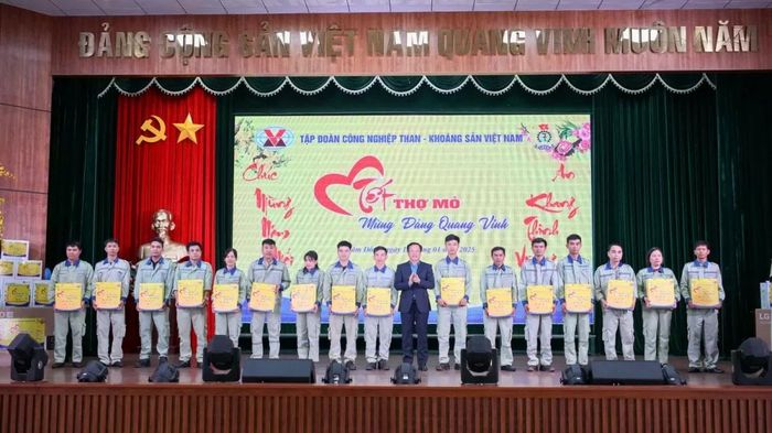 Các đồng chí lãnh đạo Tập đoàn trao quà Tết tới CNLĐ tại các vùng