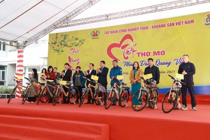 CNLĐ nhận những phần quà ý nghĩa trong chương trình “Bốc thăm trúng thưởng”