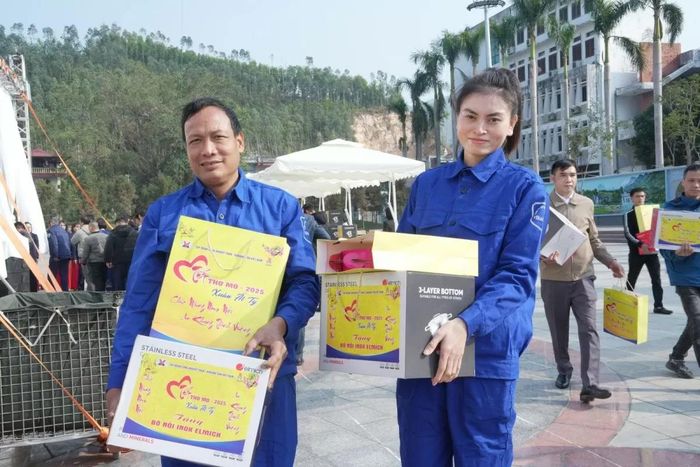 Người lao động phấn khởi khi nhận nhiều phần quà tại Chương trình