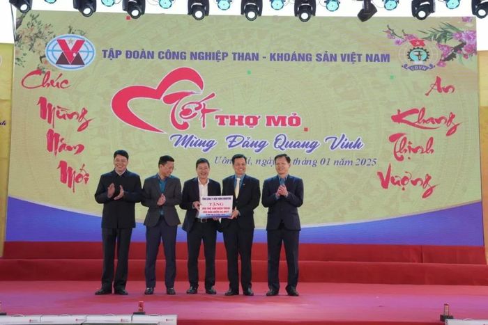 Tổng Công ty Viễn thông Mobiphone tặng CNLĐ Tập đoàn 300 thẻ sim điện thoại và 300 thẻ BH xe máy