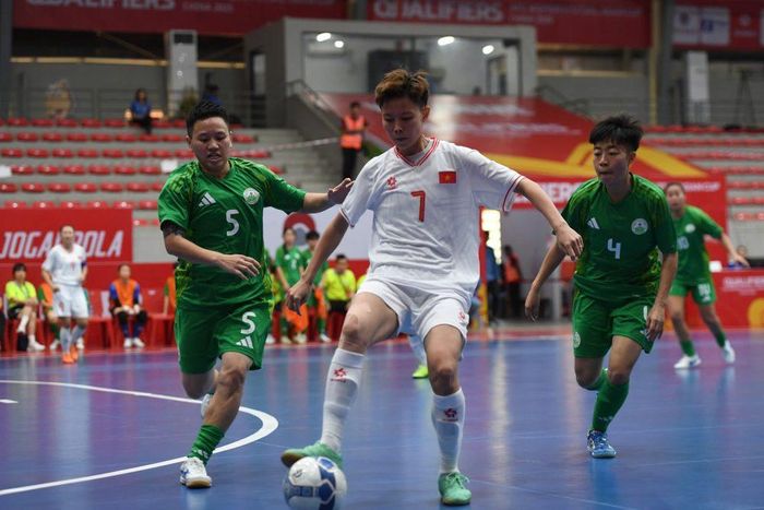 Đội tuyển futsal nữ Việt Nam (áo trắng) mang đến khởi đầu hanh thông cho bóng đá Việt Nam sau khi hoàn thành mục tiêu giành vé dự vòng chung kết giải futsal nữ châu Á năm 2025. Ảnh: VFF