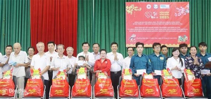 Lãnh đạo tỉnh và các đại biểu cùng chụp ảnh lưu niệm khi tặng quà Tết tại phường Hiệp Hòa, thành phố Biên Hòa. Ảnh:S.Thao