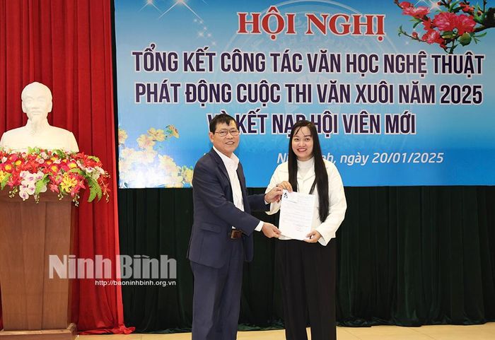 Lãnh đạo Hội Văn học nghệ thuật tỉnh trao quyết định kết nạp 1 hội viên mới vào bộ môn Nhiếp ảnh.