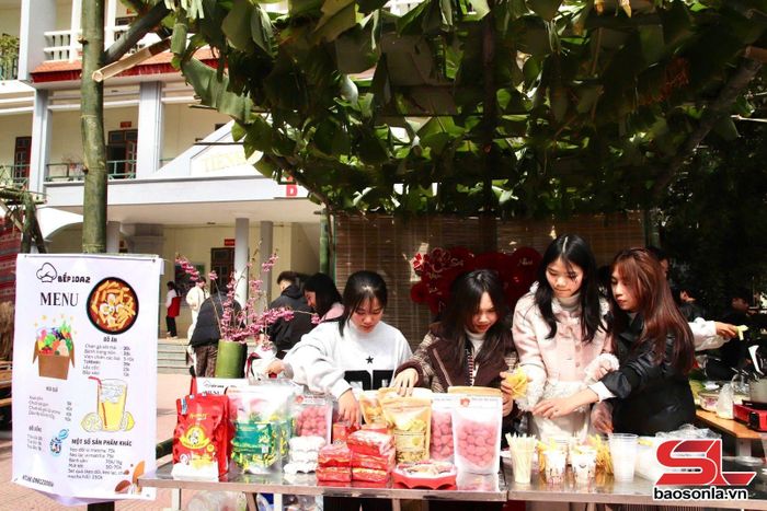 Đa dạng các mặt hàng được bày bán tại gian hàng của các lớp.
