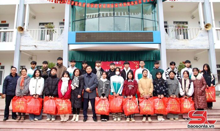 Ban Giám hiệu nhà trường trao quà cho các em học sinh.