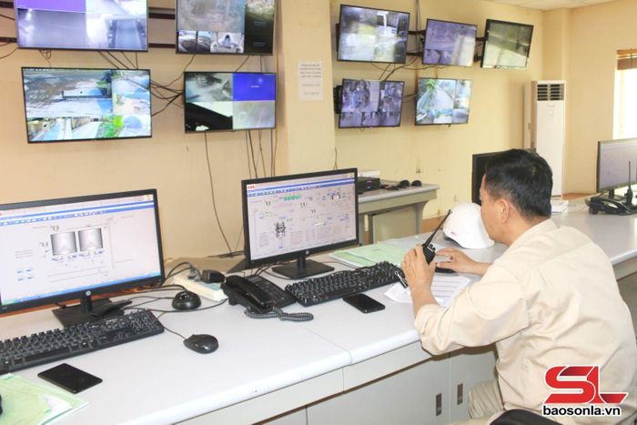 Công nhân Nhà máy xi măng Mai Sơn vận hành dây chuyền sản xuất tại phòng điều hành trung tâm.
