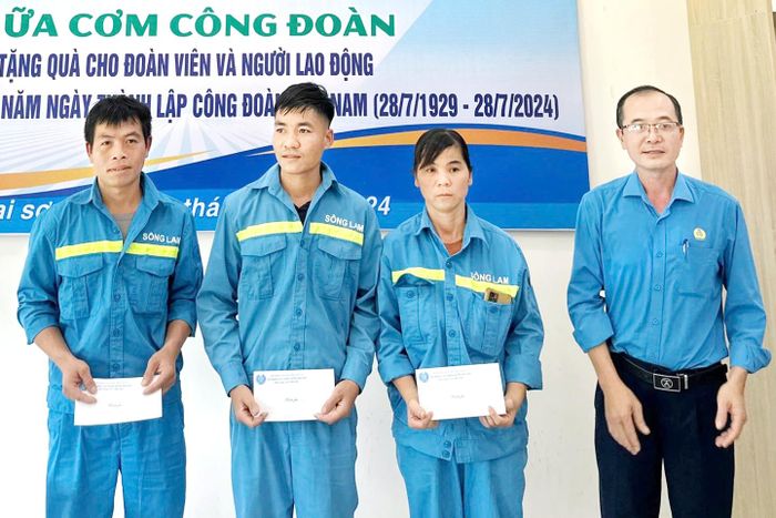LĐLĐ huyện Mai Sơn trao quà cho đoàn viên, người lao động có hoàn cảnh khó khăn tại chương trình "Bữa cơm công đoàn".