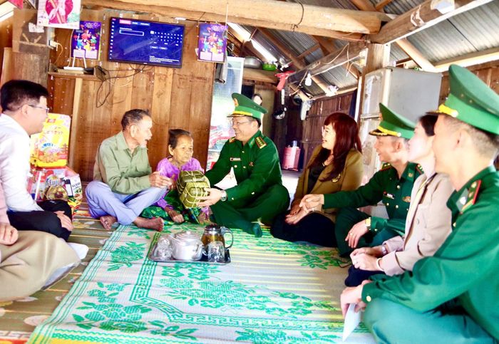 Đại tá Nguyễn Minh Tuyên đến thăm và tặng bánh chưng các đình có hoàn cảnh khó khăn trên địa bàn xã Krông Na