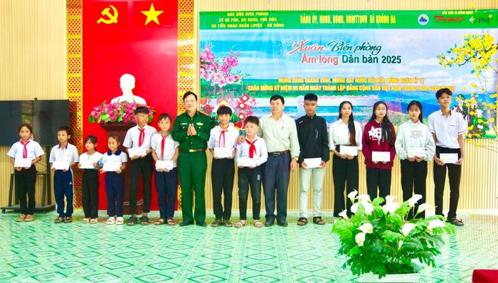 Lãnh đạo Bộ Chỉ huy Bộ đội Biên phòng tỉnh và lãnh đạo địa phương trao quà tặng các em học sinh có hoàn cảnh khó khăn