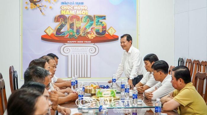 Nhà báo Ngô Minh Toàn Tổng biên tập Báo Cà Mau, tiếp thu ý kiến chỉ đạo của Phó chủ tịch UBND tỉnh Nguyễn Minh Luân.