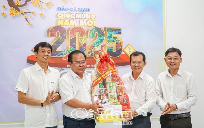 Đồng chí Nguyễn Minh Luân, Ủy viên Ban Thường vụ Tỉnh ủy, Phó chủ tịch UBND tỉnh, trao quà tết đến Ban Biên tập Báo Cà Mau.