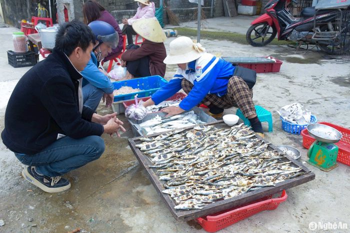 Sau đó, đi bán lẻ ở các chợ. Ảnh: T.P